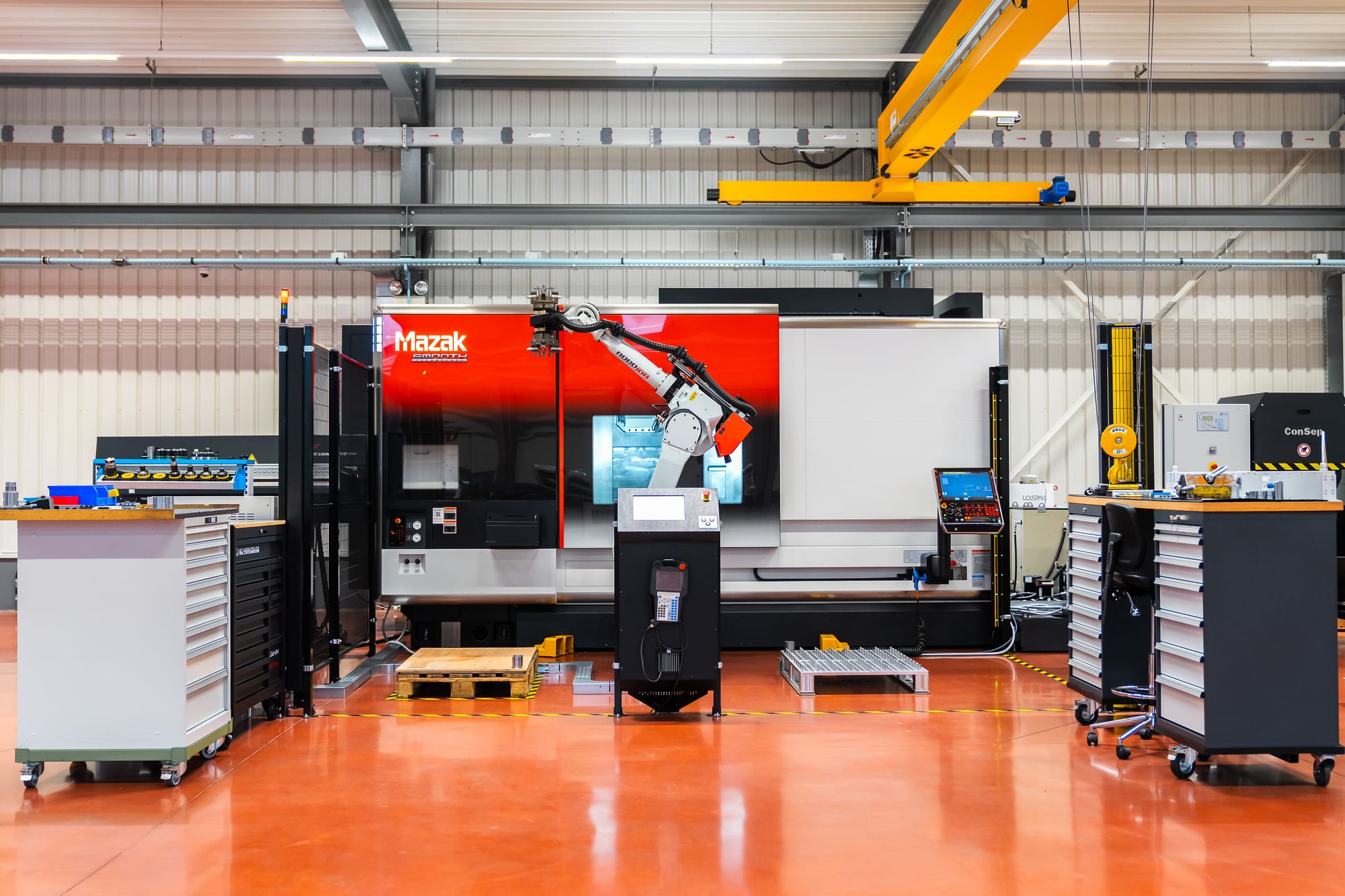 De werkvloer in Tongeren met bewerkingscentra en een beladingsrobot